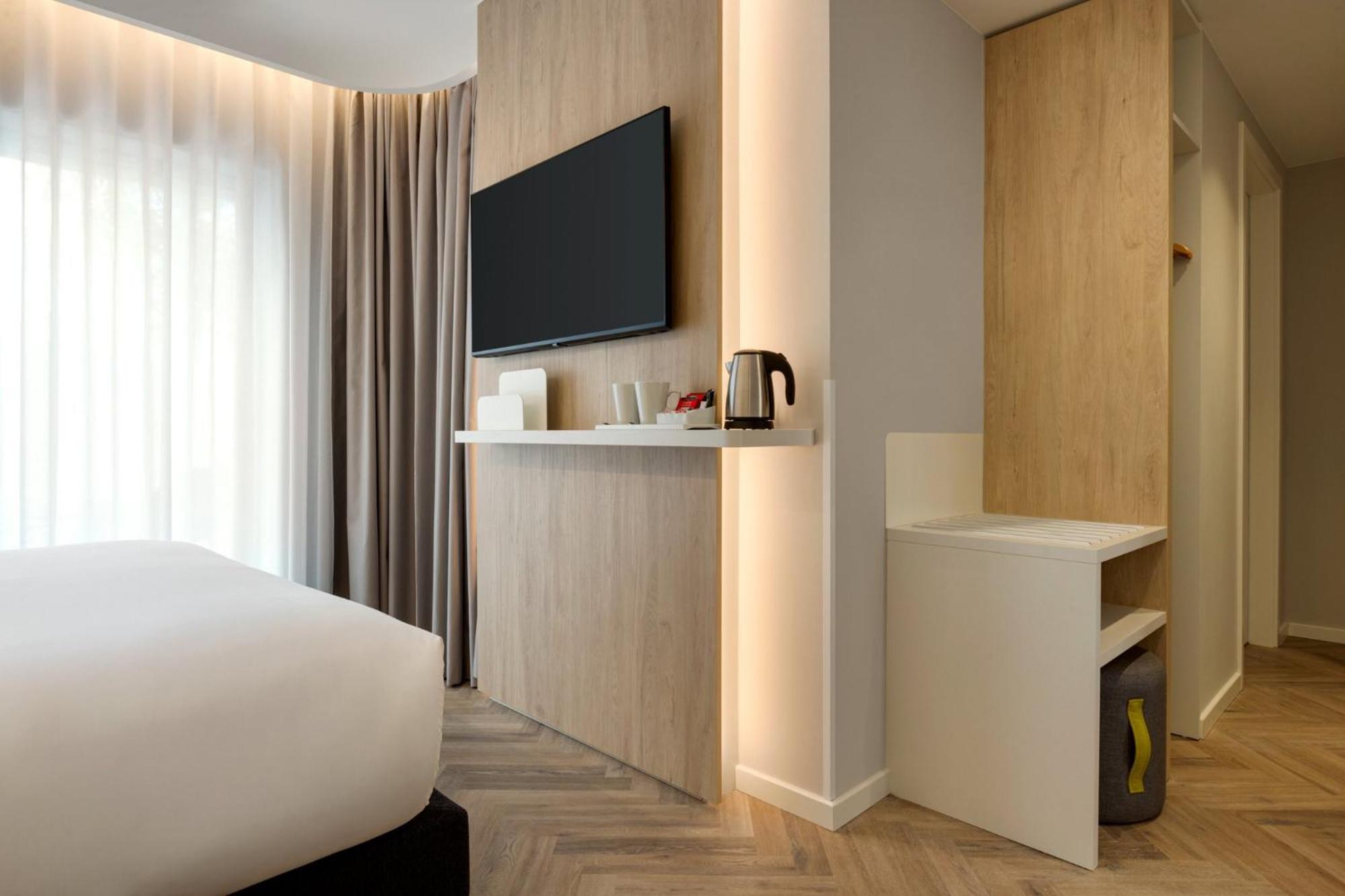 Standard Queen Room