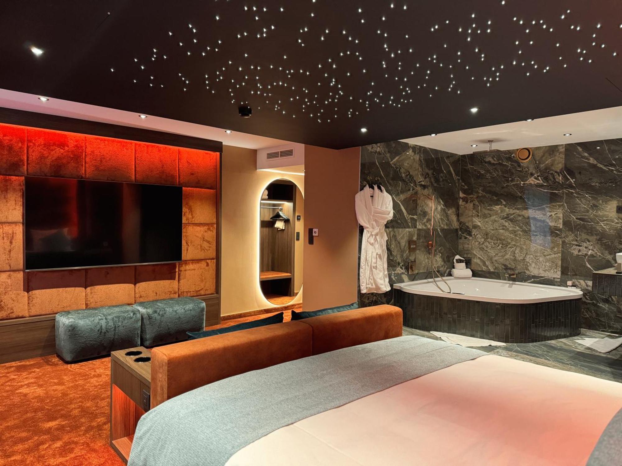 King Suite Spa Bath,1636000494:JPEG