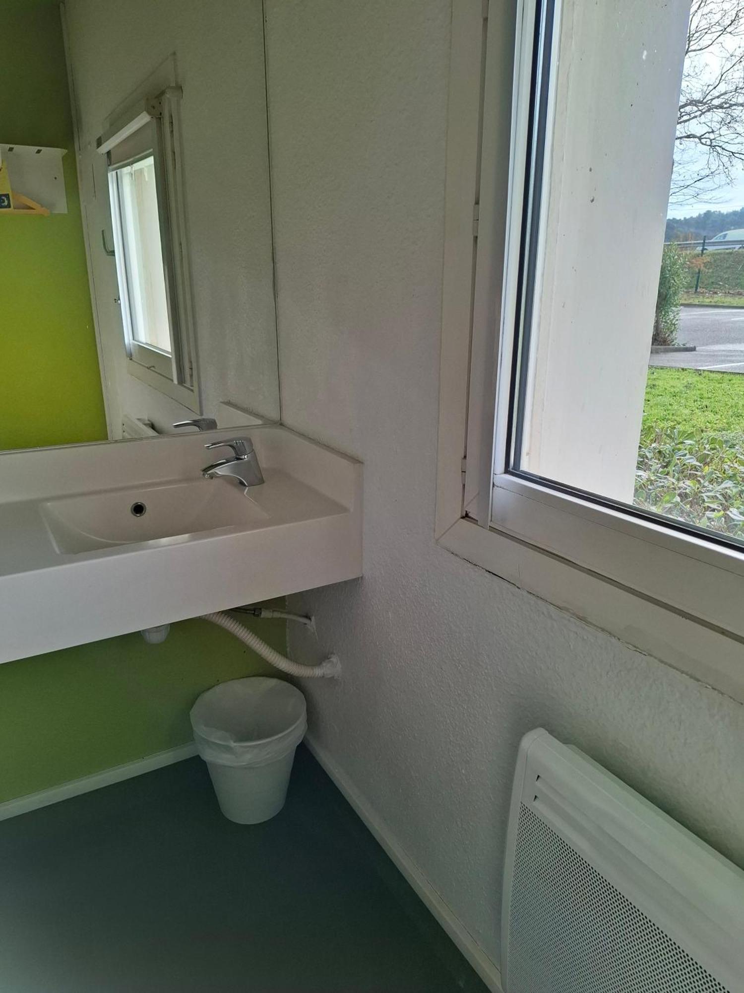 Chambre Triple avec Salle de Bains Commune (3 Adultes)