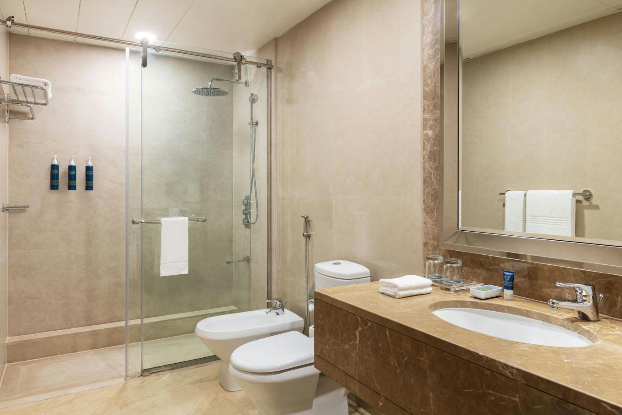 Chambre Lit King-Size Classique avec Balcon - Vue sur Sheikh Zayed Road