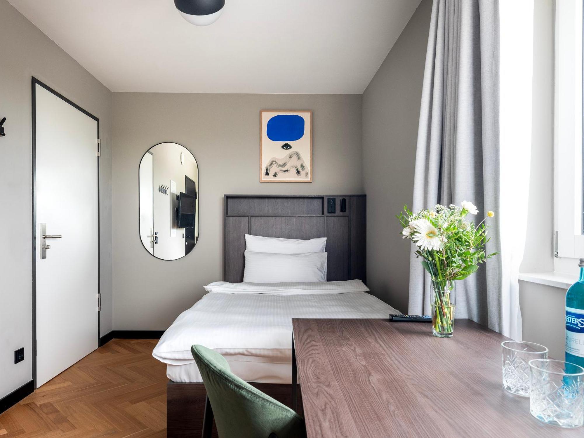 Mittleres Studio mit Küchenzeile und Einzelbett