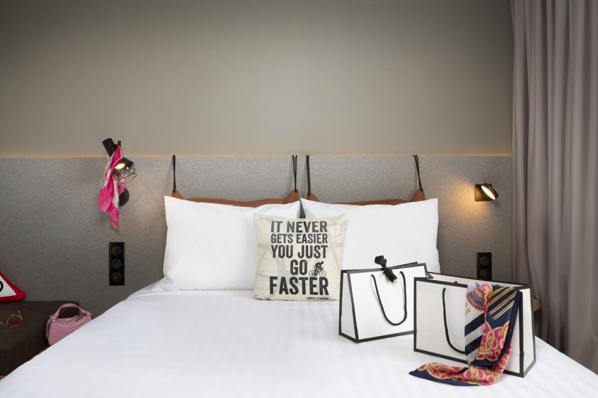 Moxy Sleeper Double Room with City View