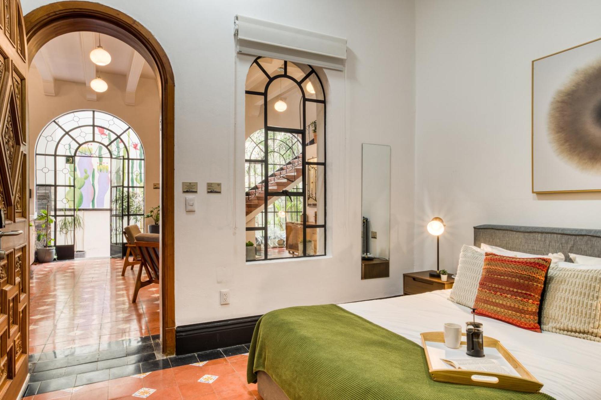 Habitación con cama grande