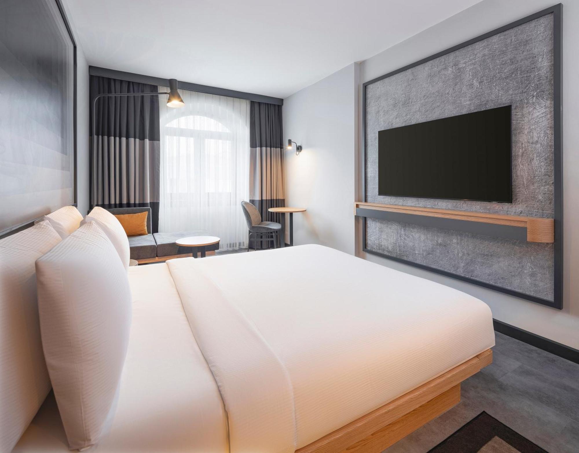 Deluxe Queen Room with City View