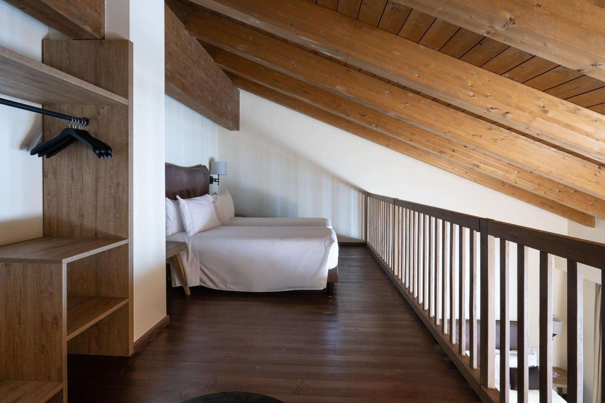 Deluxe Suite split level