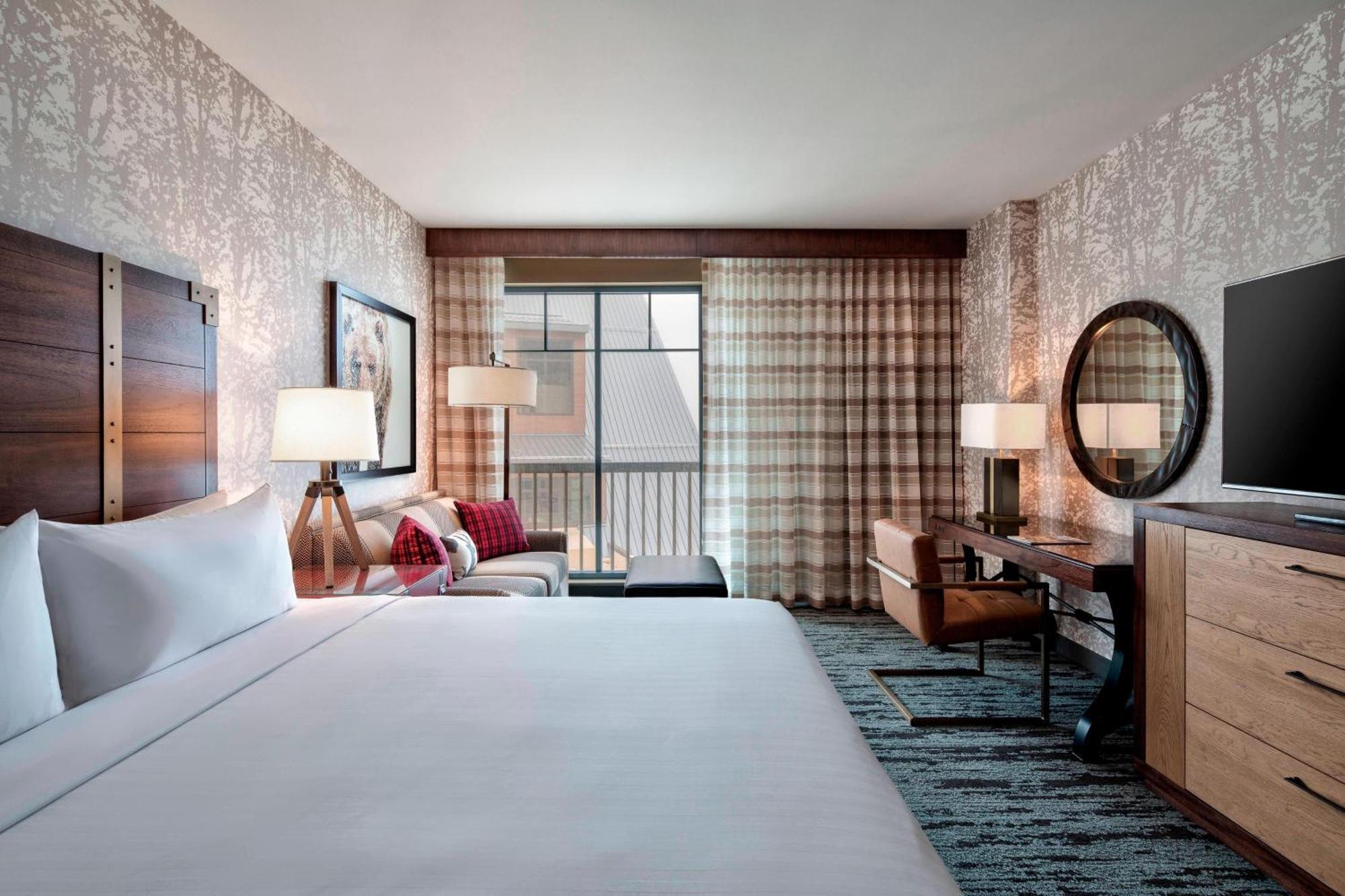 King Room with Partial Mountain View and Sofa Bed - Mobility/Hearing Accessible with Roll-In Shower