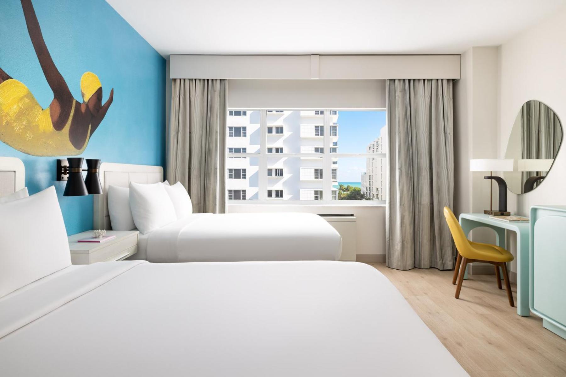 Zimmer mit 2 Queensize-Betten und seitlichem Meerblick
