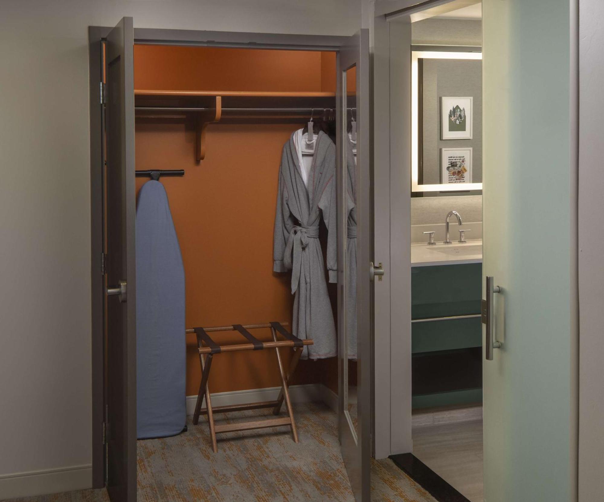 Corner King Room