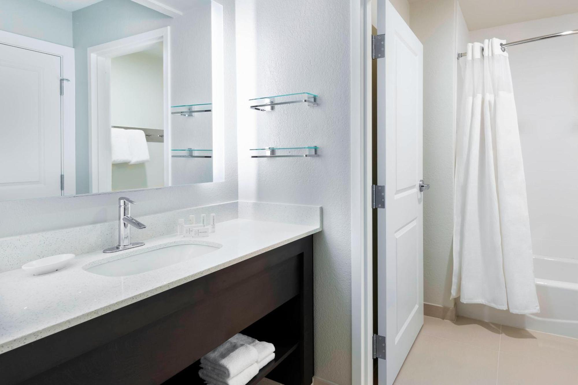 Accessible, 1 Bedroom Suite, 1 Queen