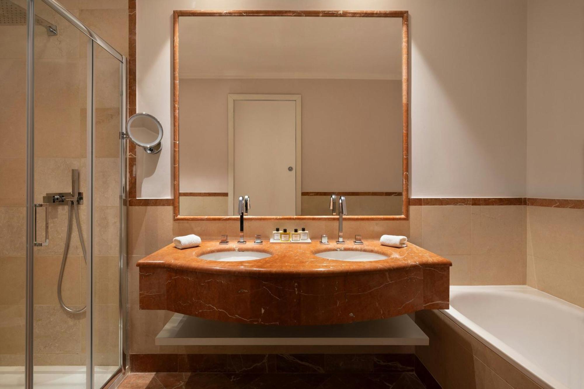 Junior King Suite Urban View
