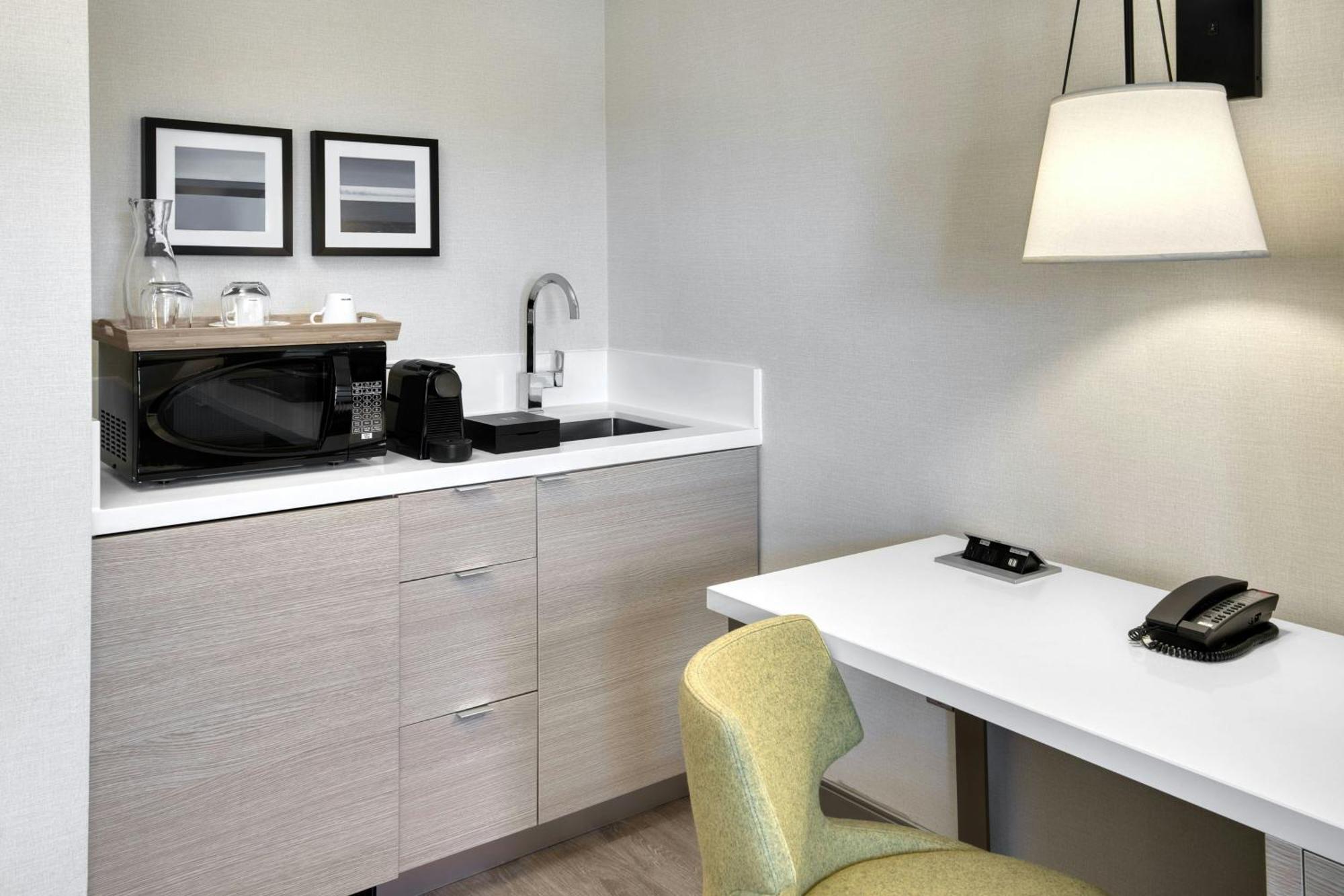 Junior Suite 1 Bedroom 1 King Sofa bed