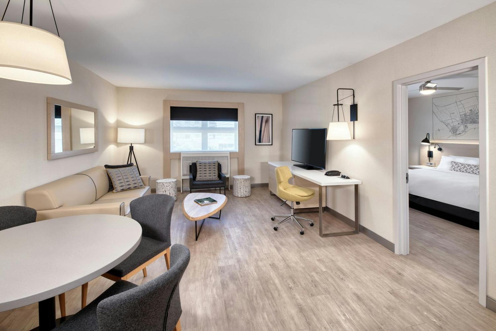 Junior Suite 1 Bedroom 1 King Sofa bed