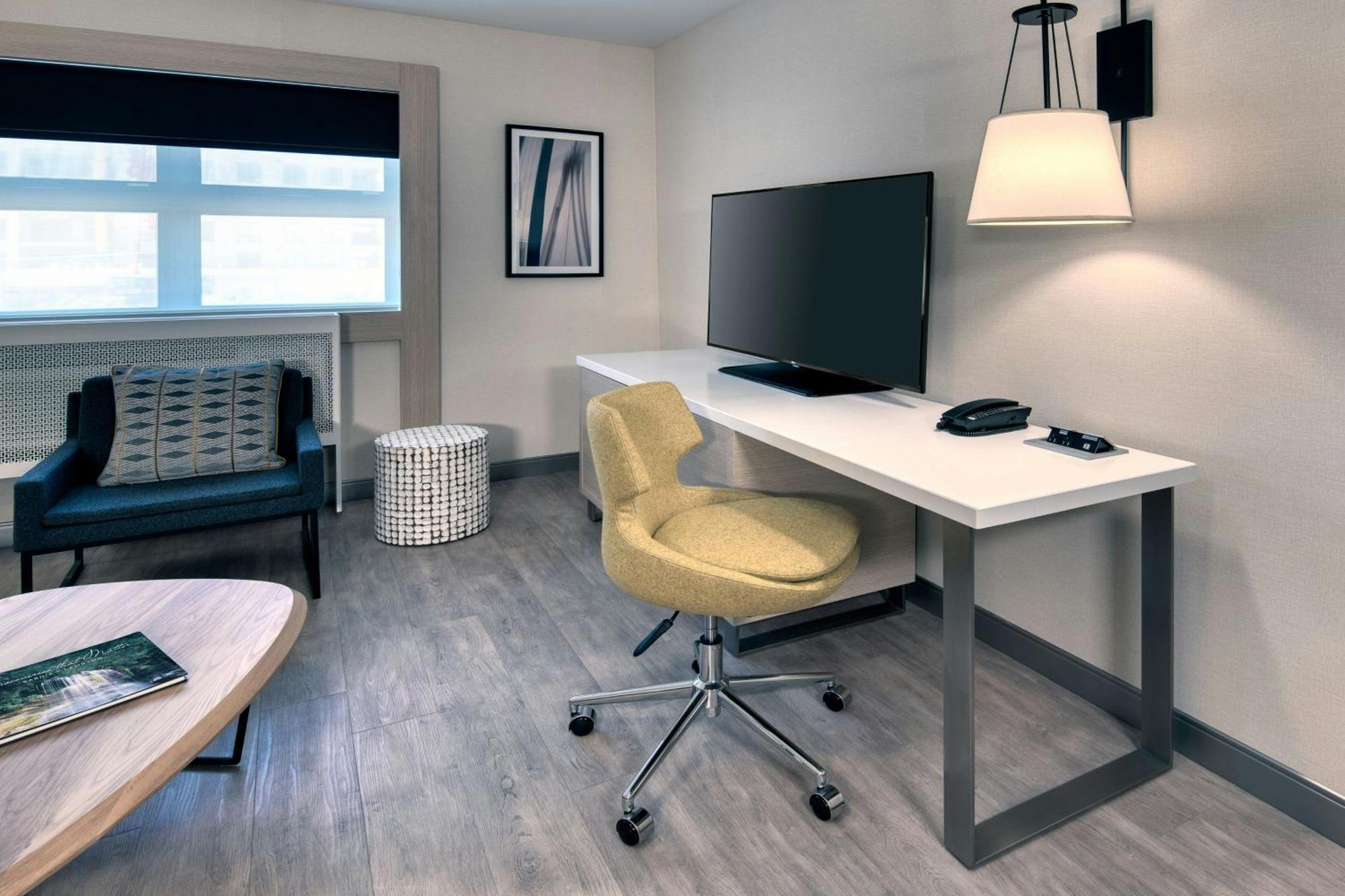 Junior Suite 1 Bedroom 1 King Sofa bed