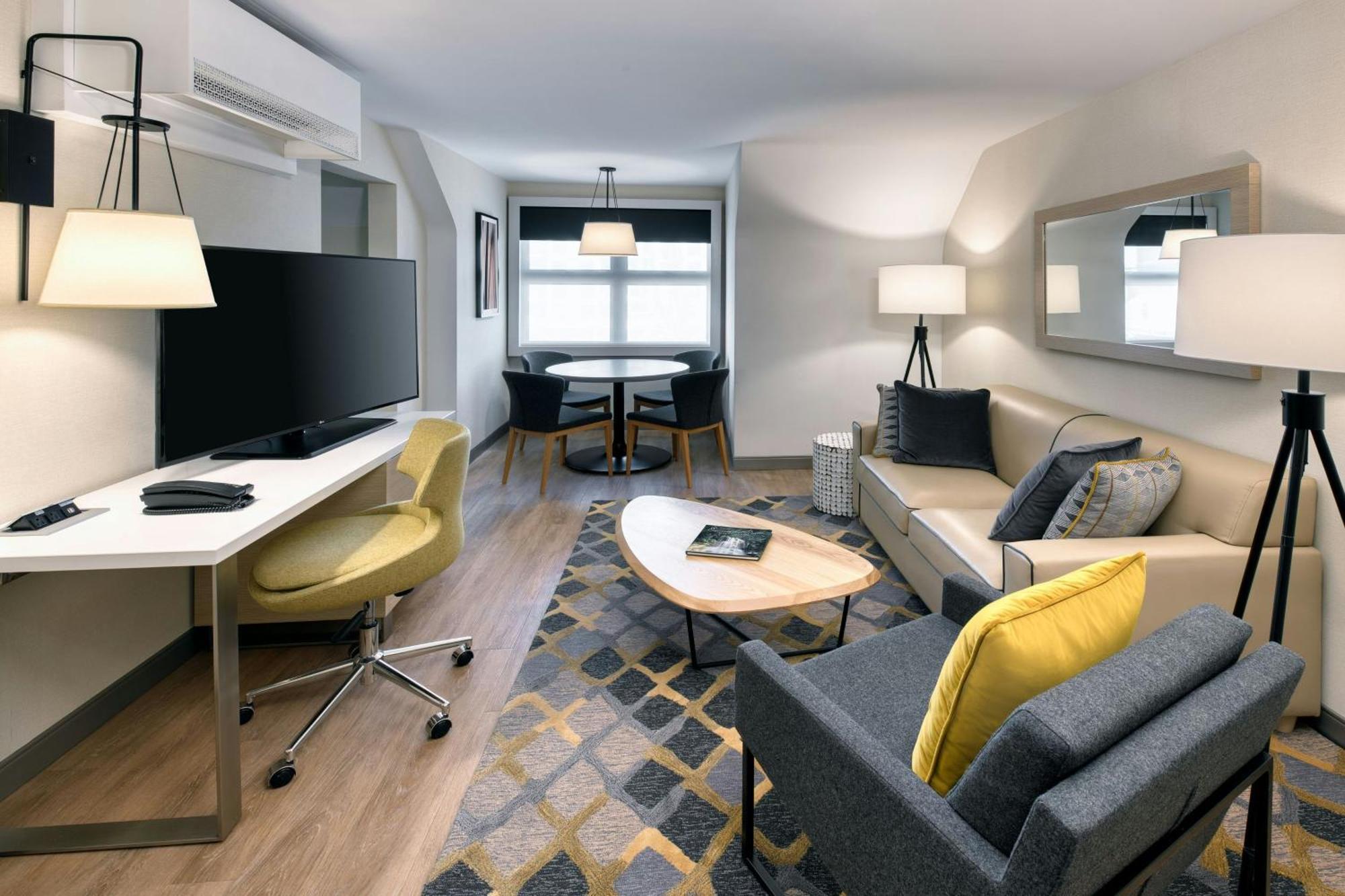 Junior Suite 1 Bedroom 1 King Sofa bed
