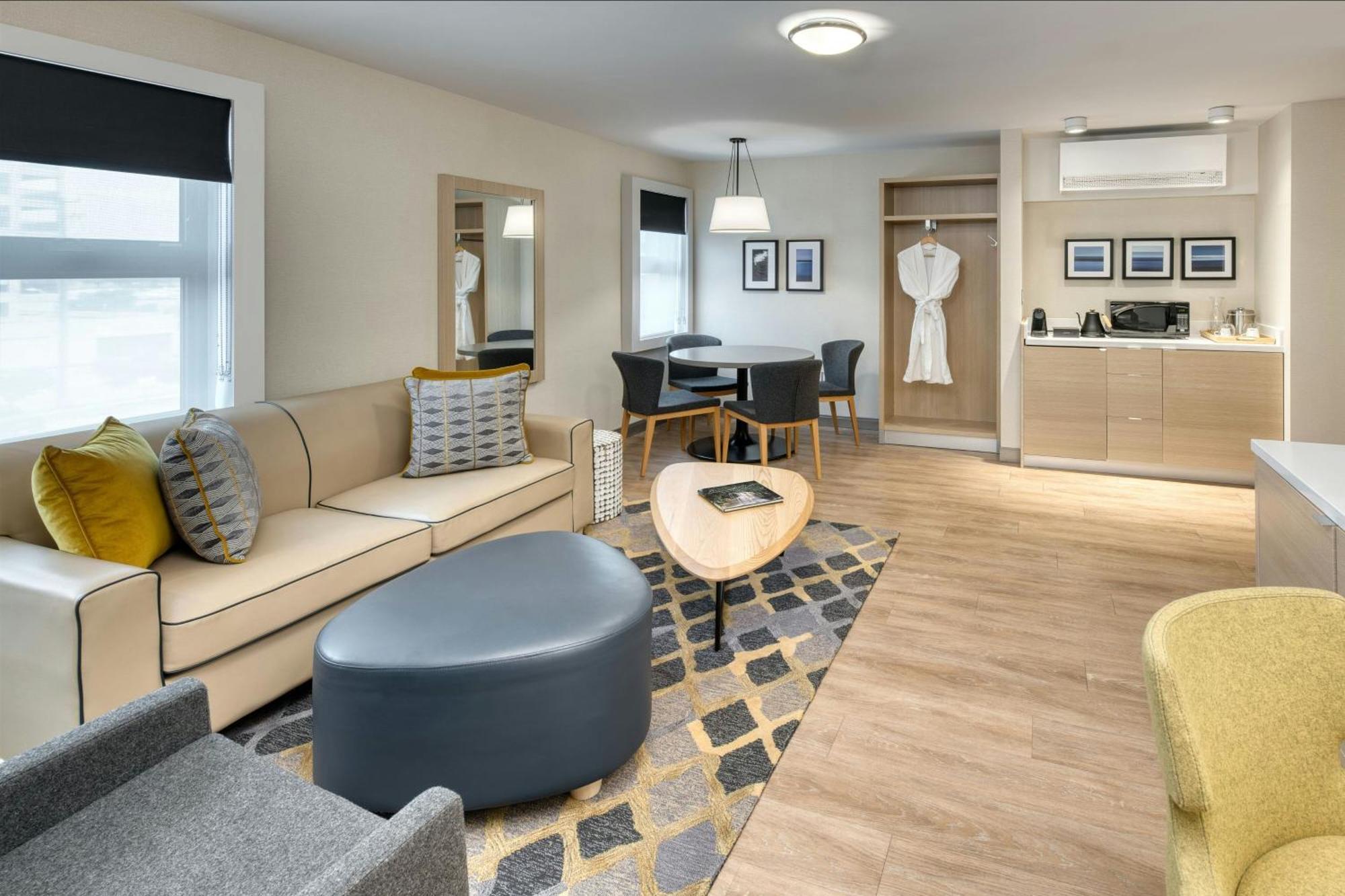 Junior Suite 1 Bedroom 1 King Sofa bed