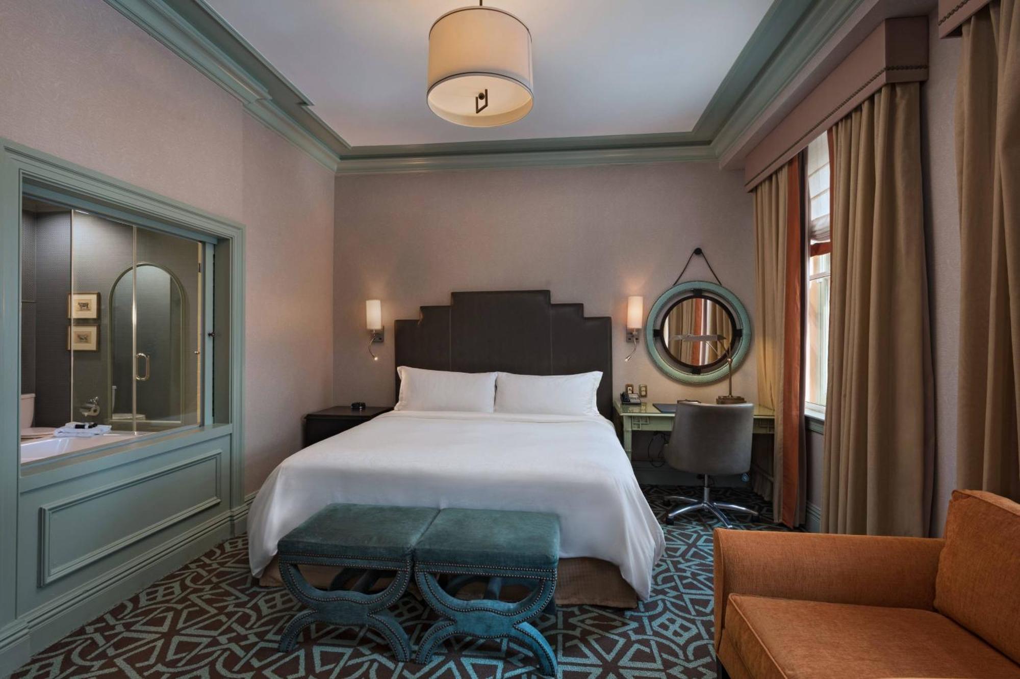Deluxe King Room with Whirlpool and City View