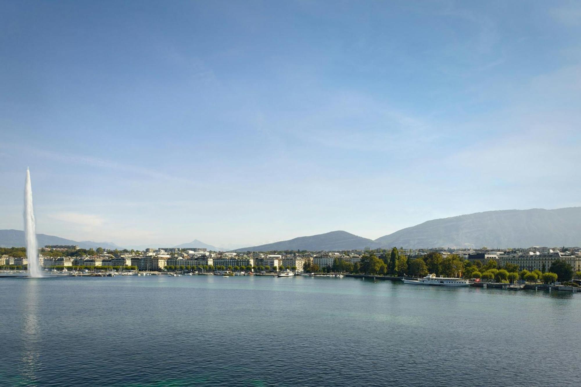 Suite 1 Chambre Lit King-Size avec Canapé-Lit et Balcon - Vue Frontale sur Lac