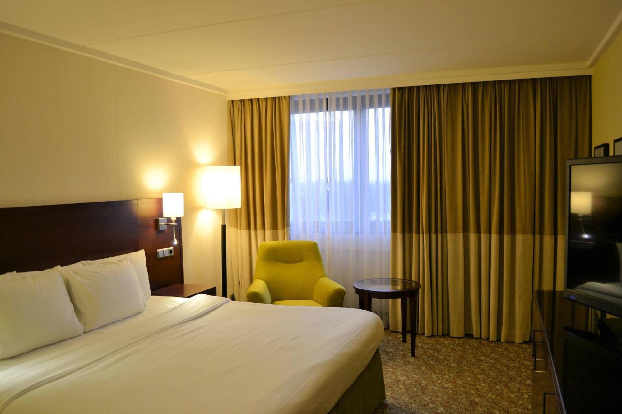 Larger Guest room 1 Queen High floor