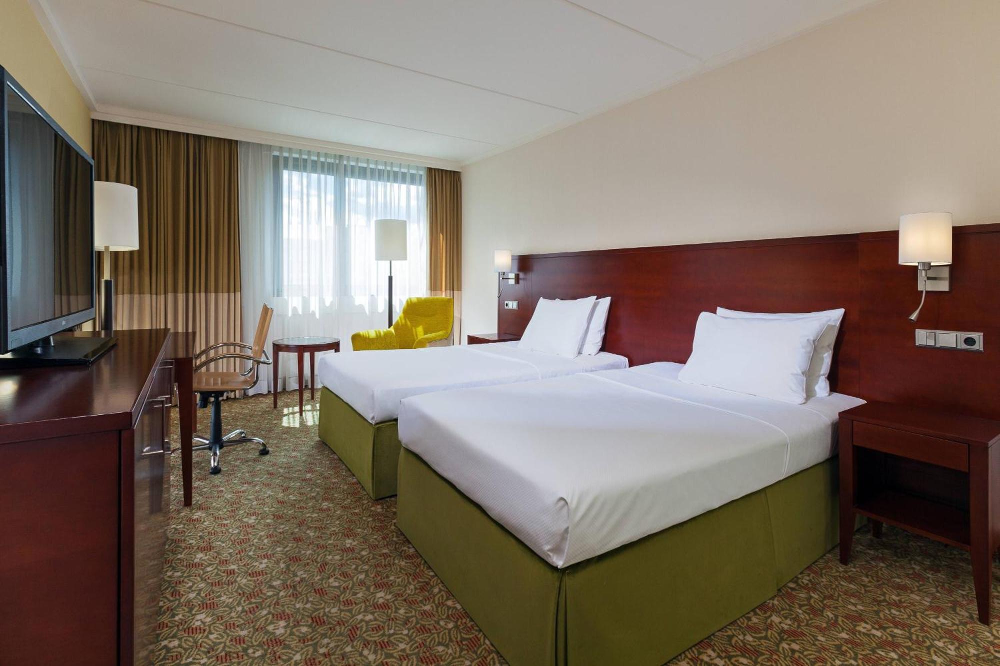 Larger Guest room 2 Twin or Single Beds