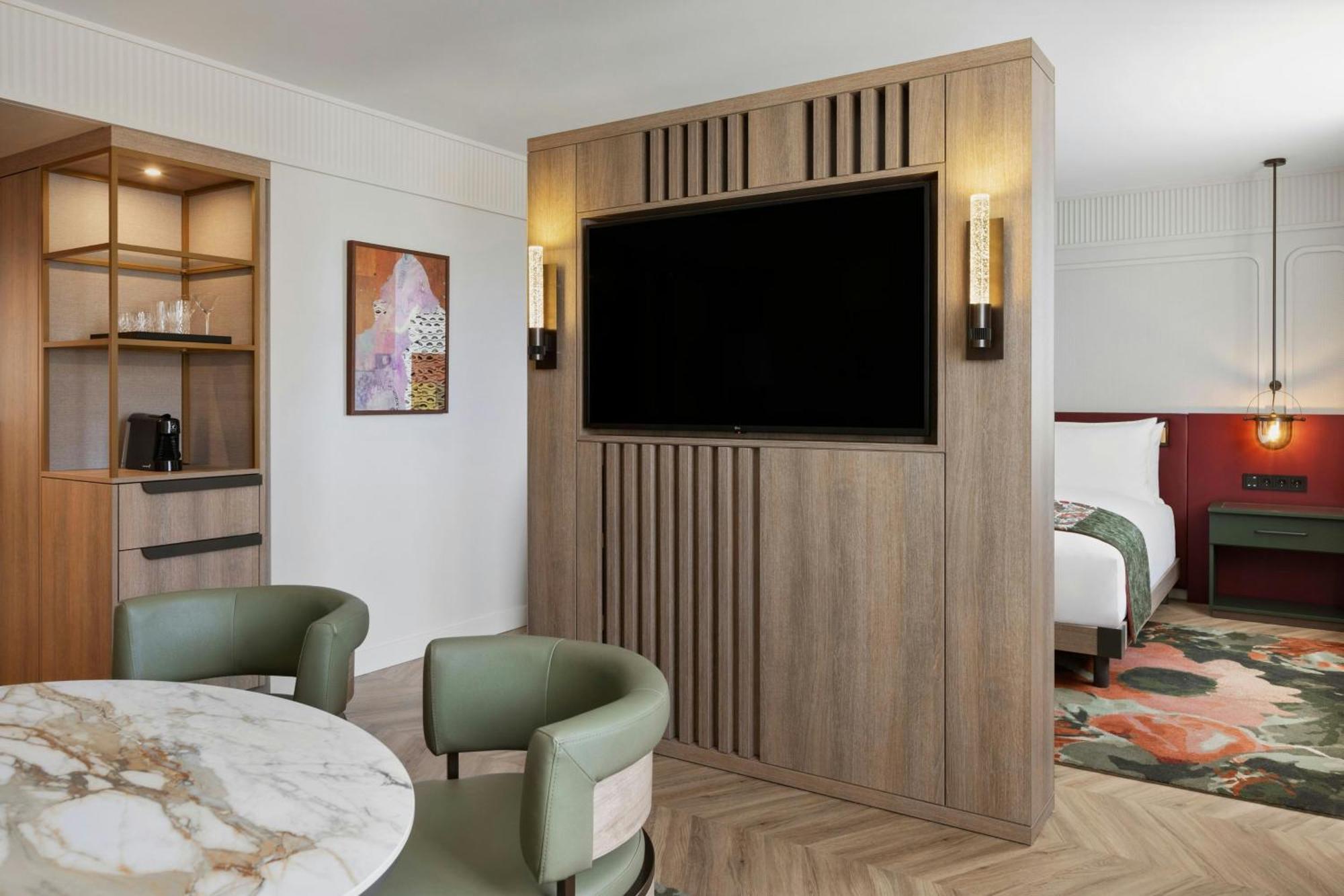 Junior King Suite Church View