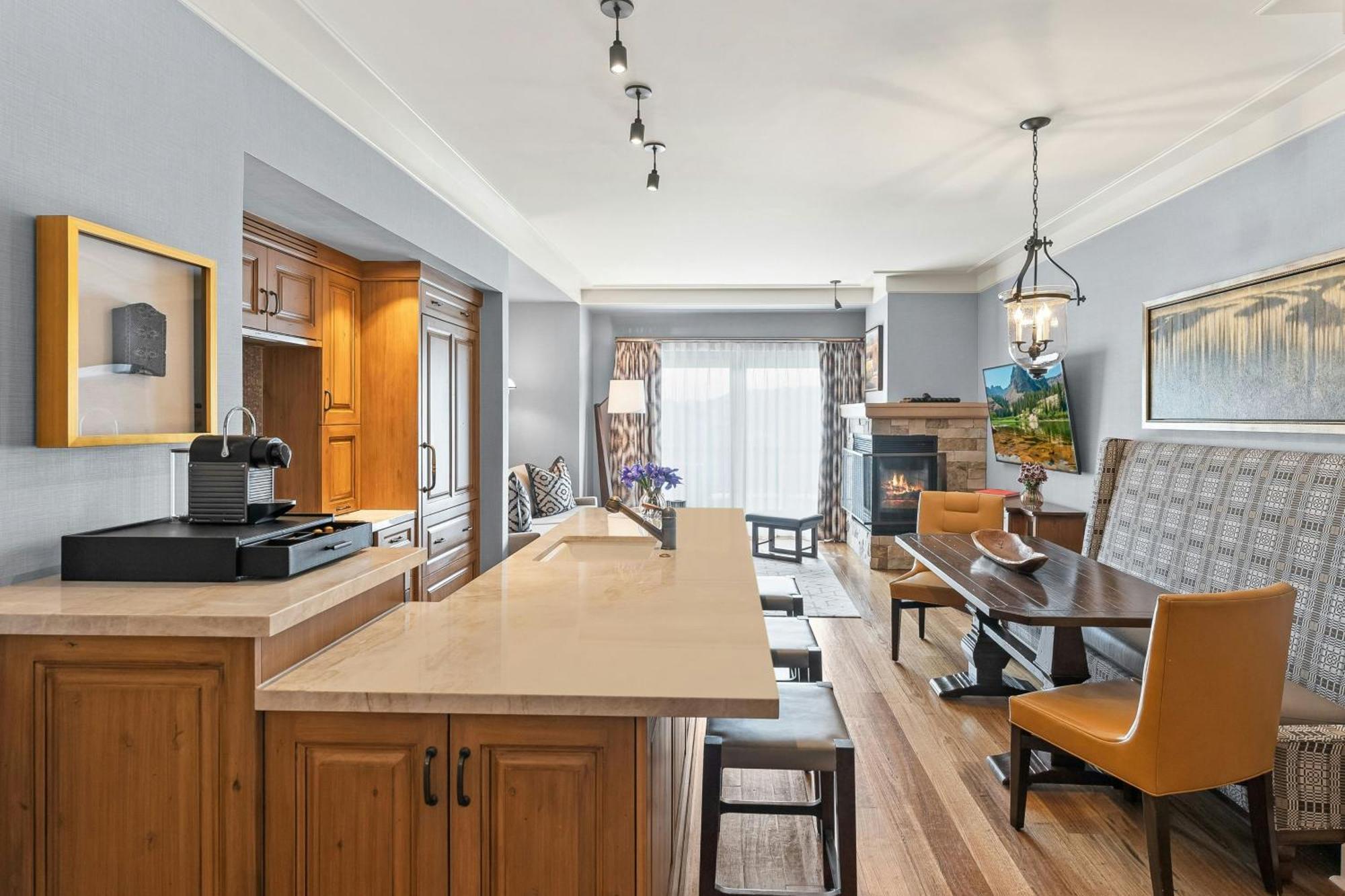 Deluxe, 1 Bedroom Suite, 1 King, Valley view