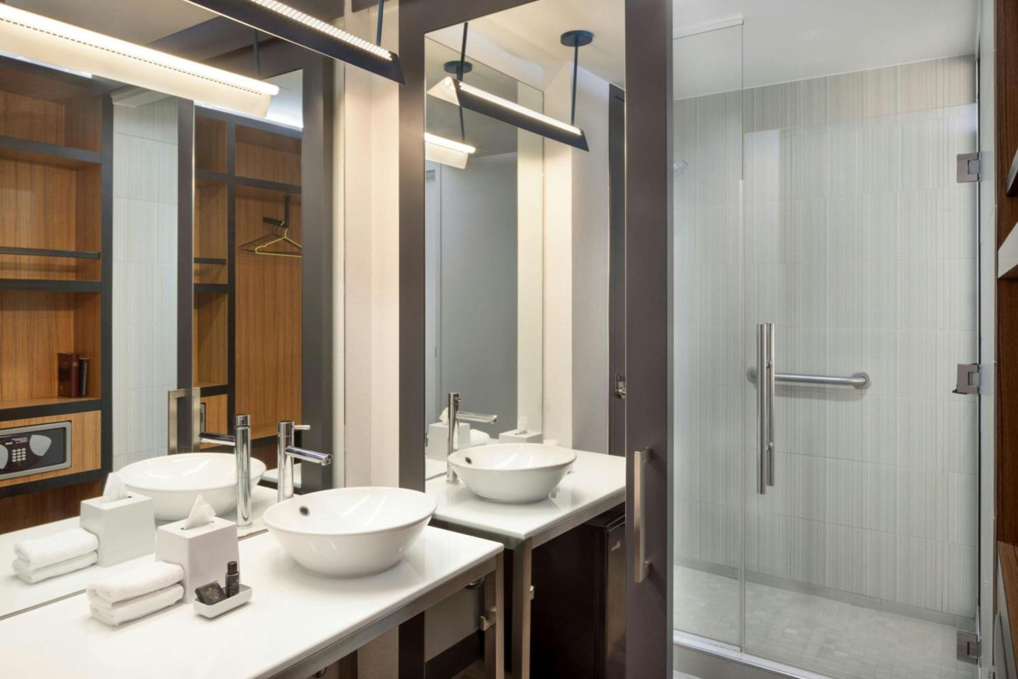 Aloft, Guest room, 2 Queen