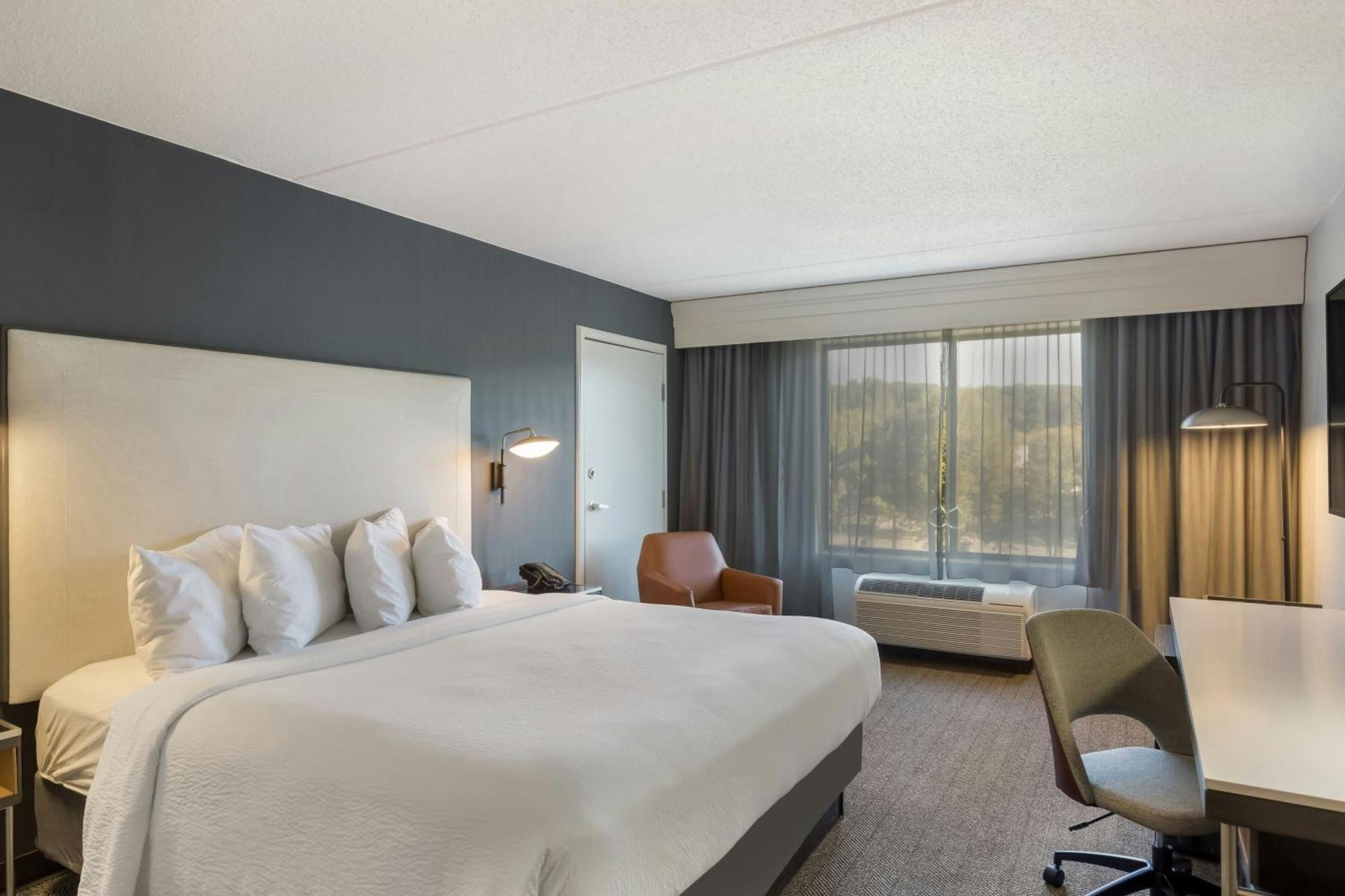 King Room with Bathtub - Mobility Access/Hearing Accessible