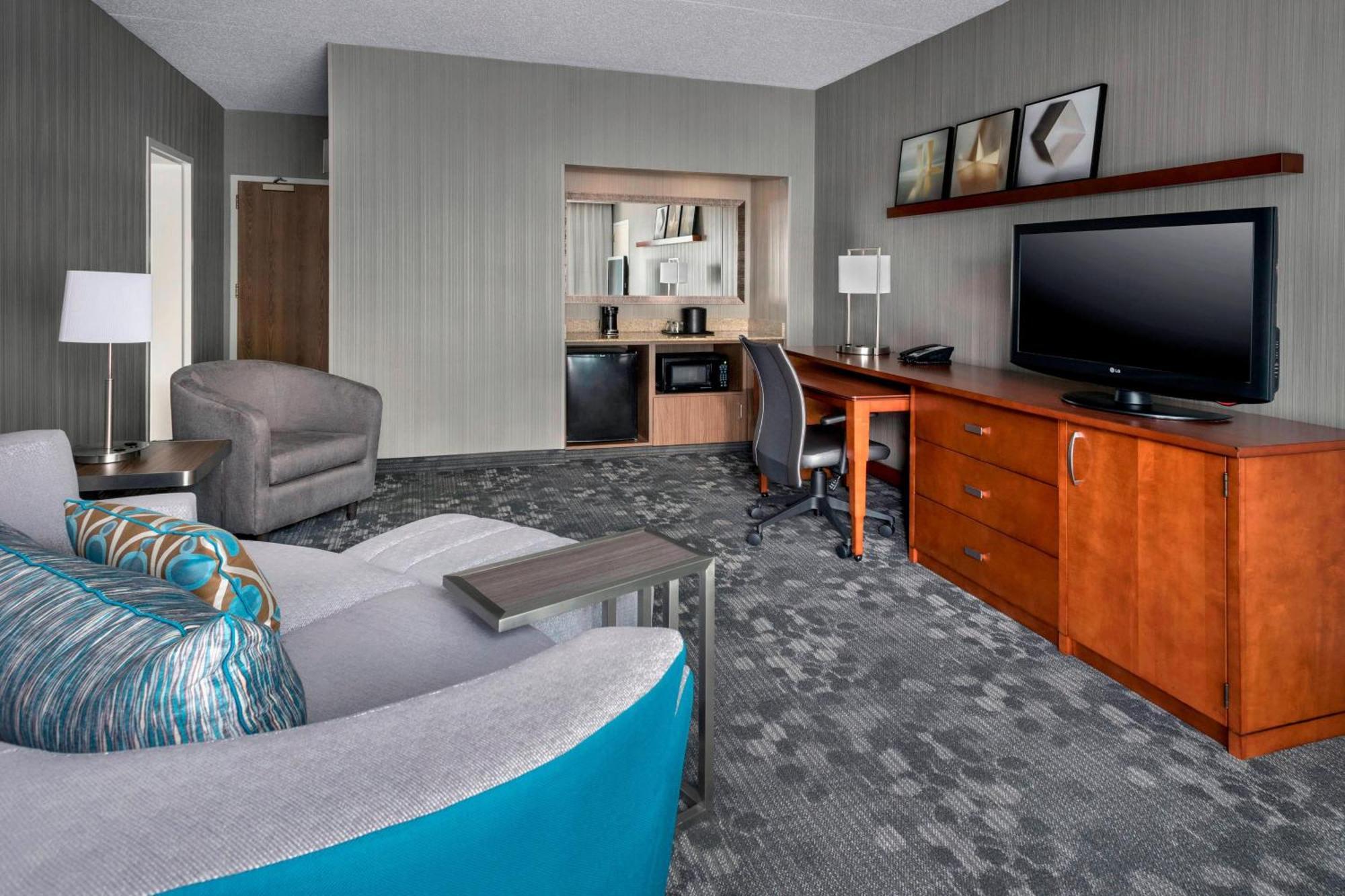 Newly Renovated 1 Bedroom Junior Suite 2 Double,1643156422:JPEG