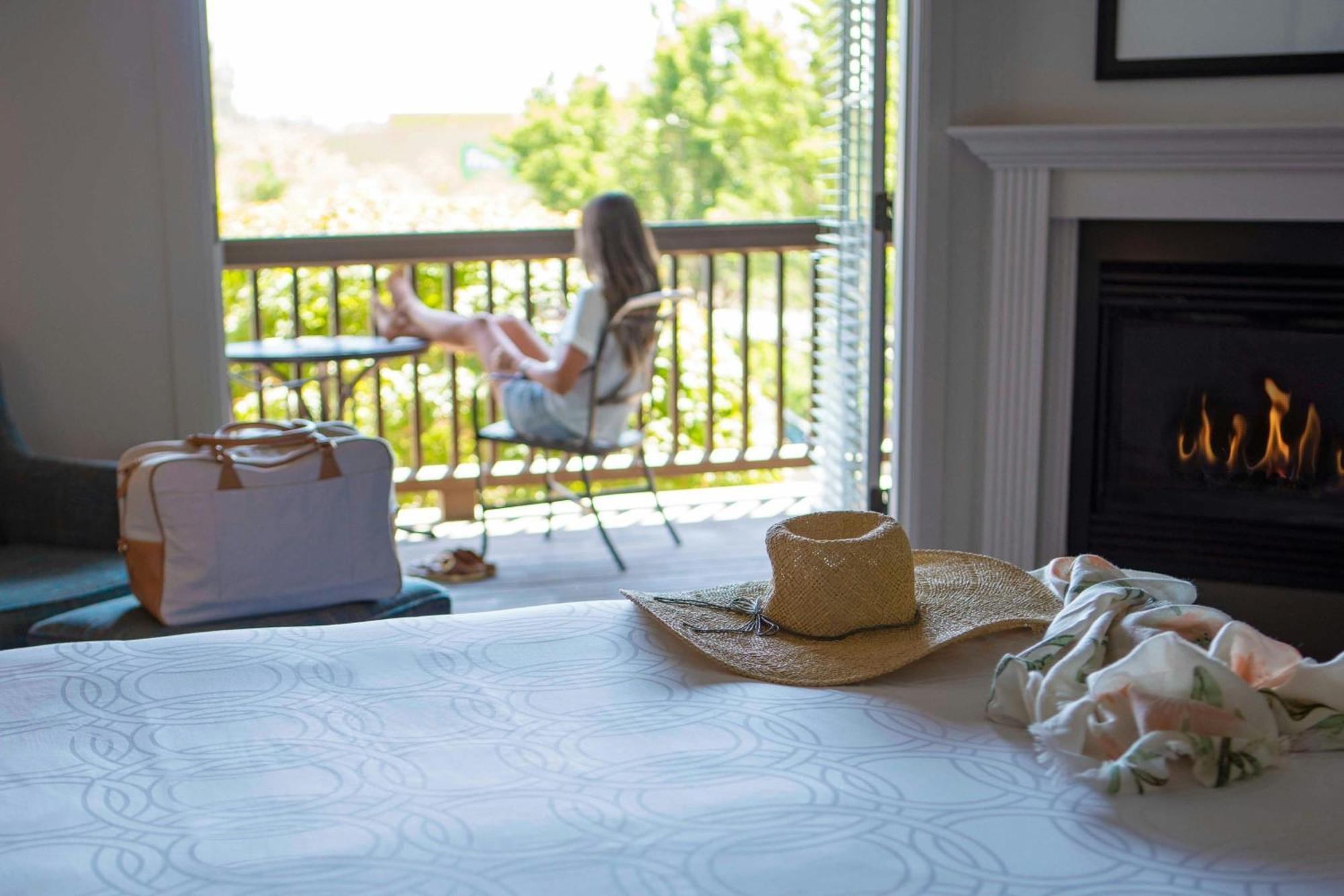 Lodge Premier King Room with Resort View and Balcony - Mobility/Hearing Accessible with Tub