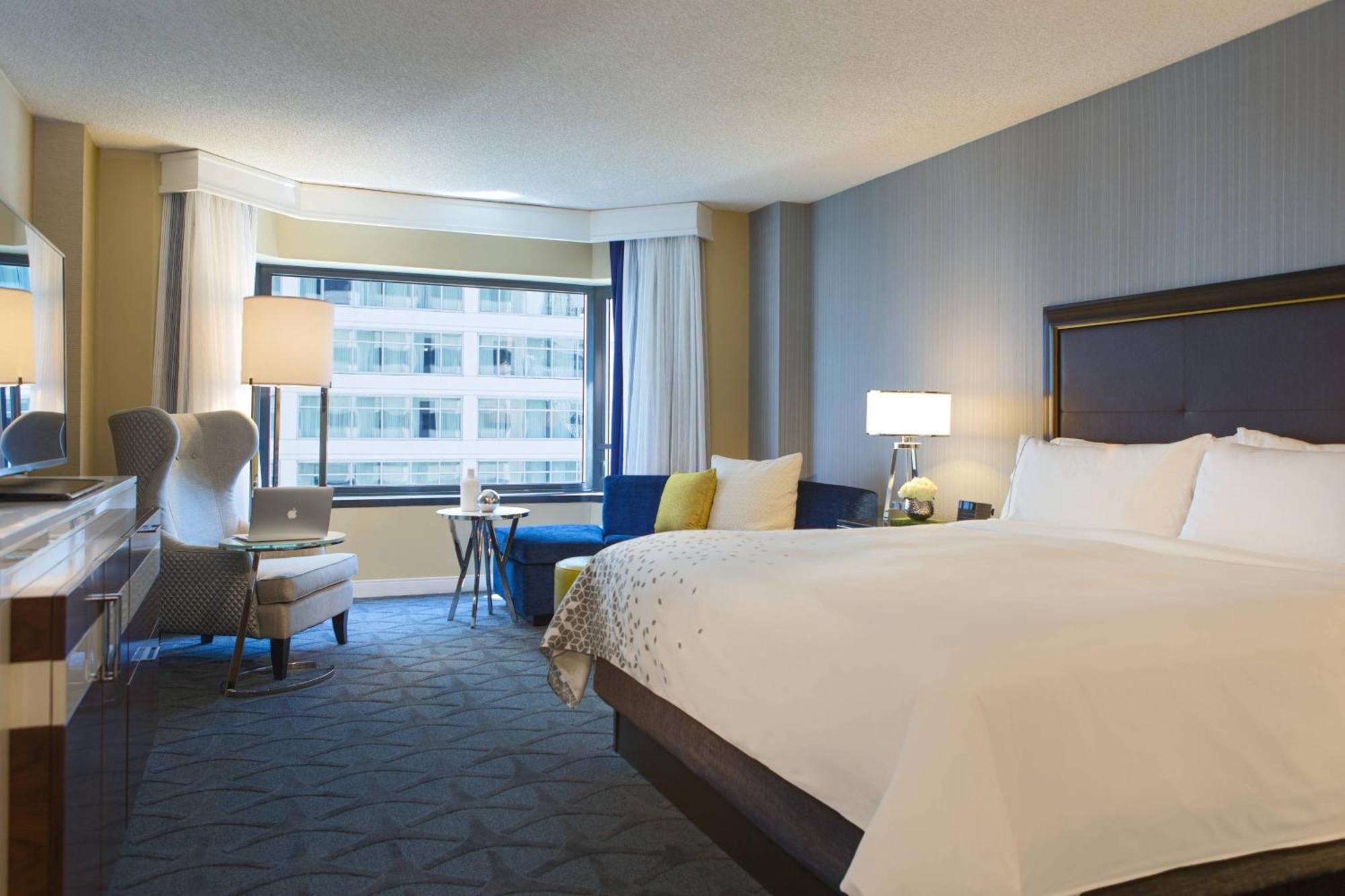 King Room with Roll-In Shower and Club Lounge Access - Mobility Accessible
