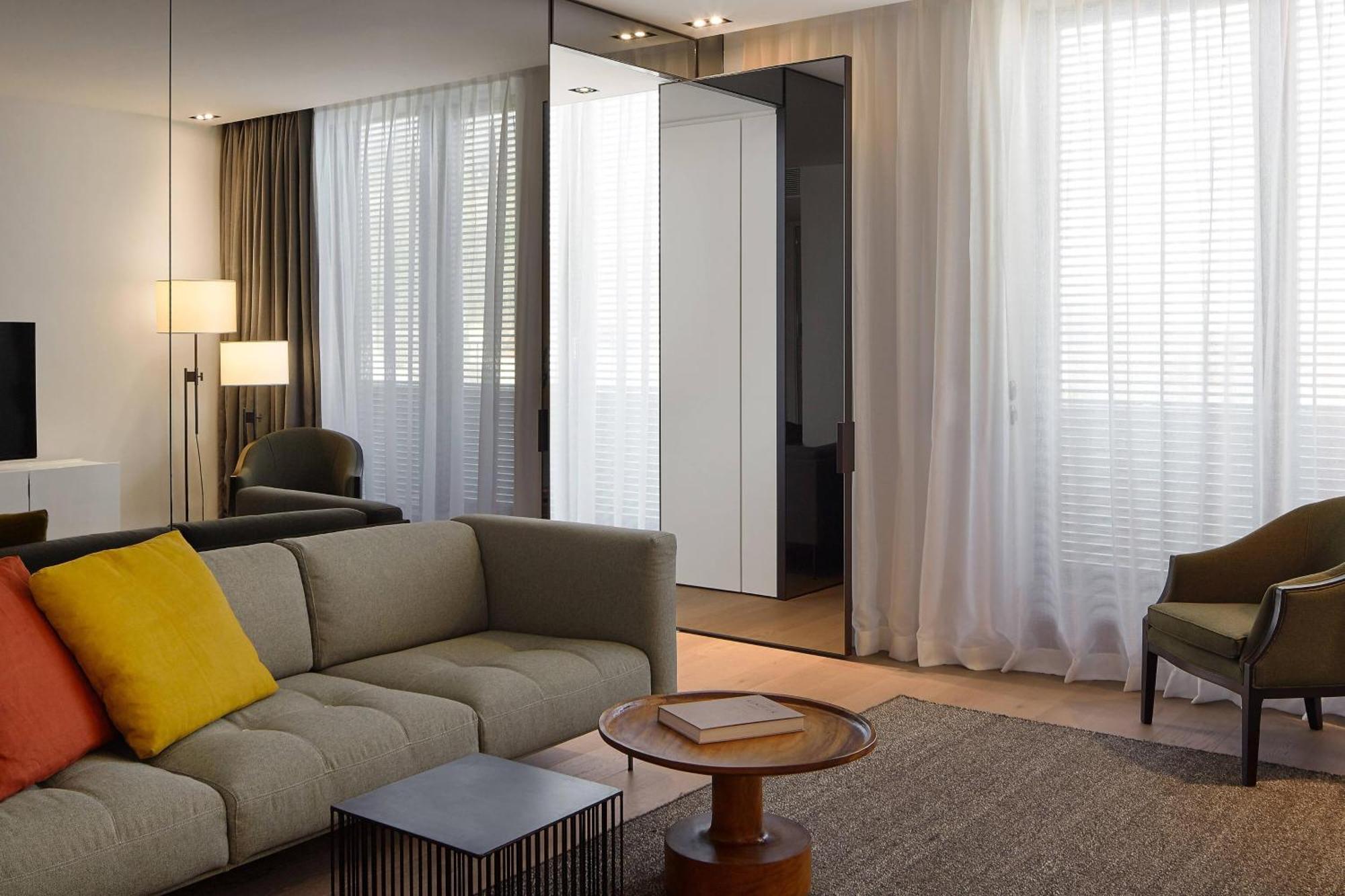 Select Suite 1 Bedroom Suite 1 King Corner room