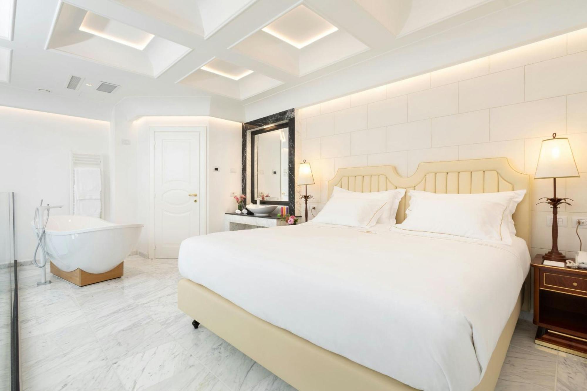 Suite de dos niveles con 1 dormitorio con cama extragrande