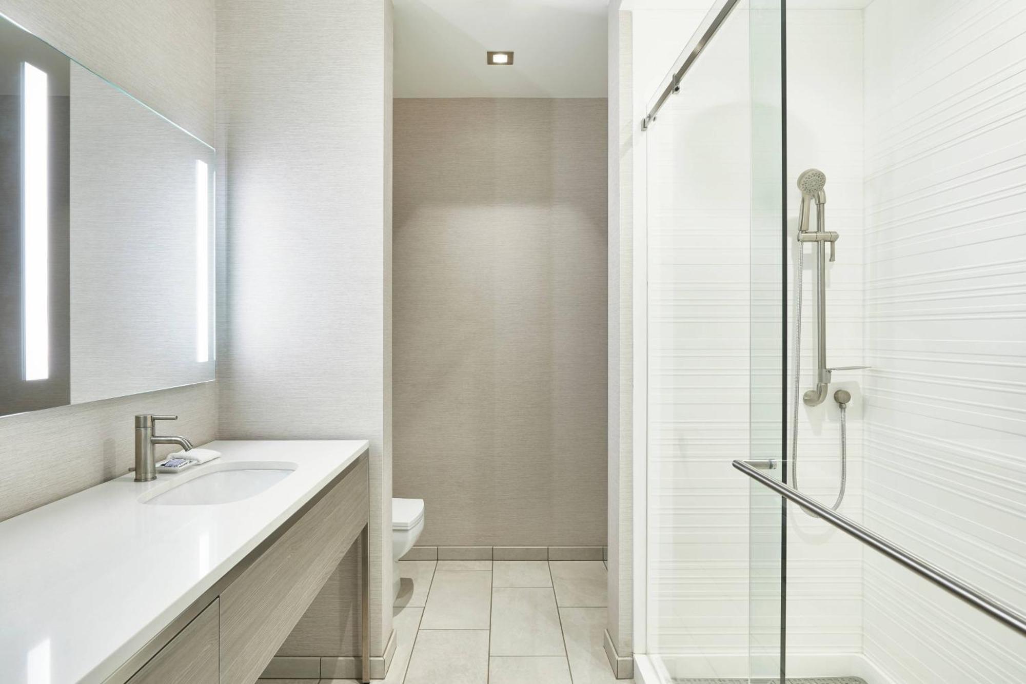 Queen Room with Two Queen Beds - Hearing Accessible