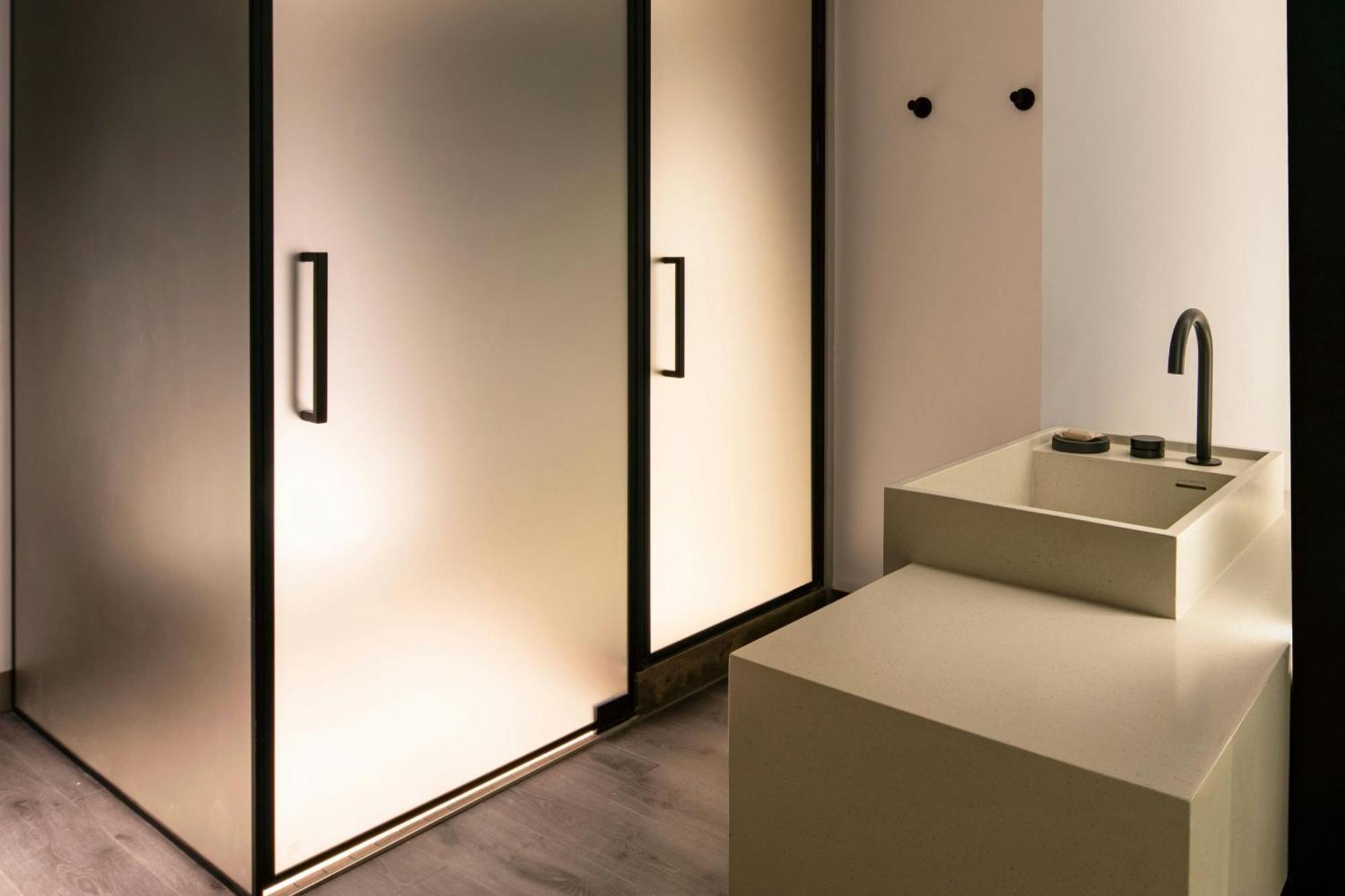 Habitación con 1 cama grande, vistas a la ciudad y ducha accesible en silla de ruedas - Adaptada para personas con movilidad reducida