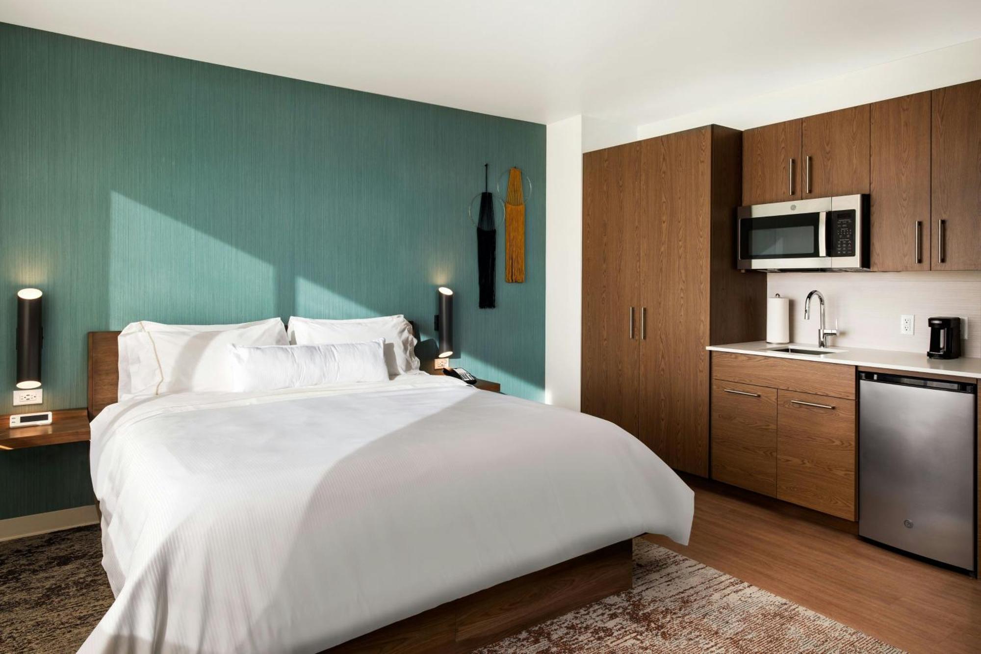 Standard King Room City View