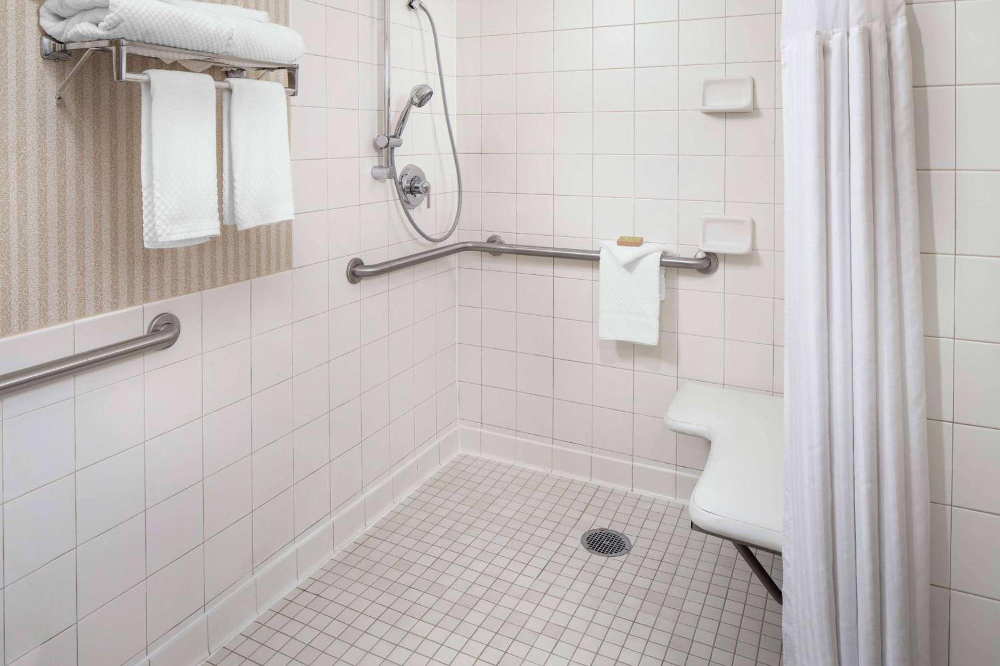King Room with Mobility/Hearing Access and Roll-In Shower, Non-Smoking
