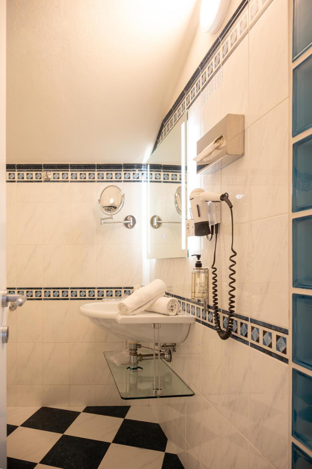 Family Room Bathroom,1656191713:JPEG