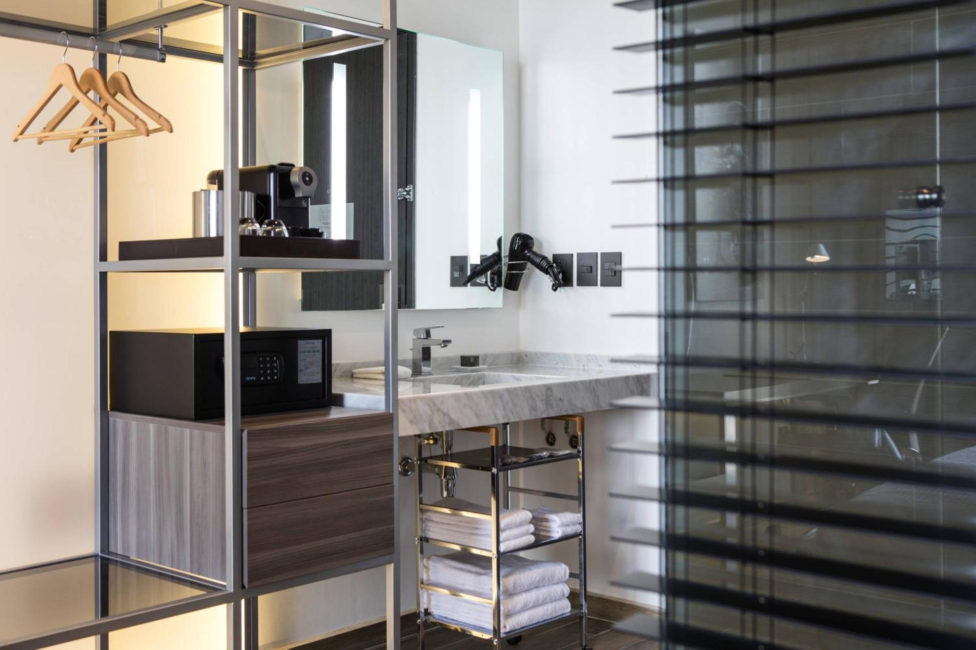Habitación con cama extragrande.