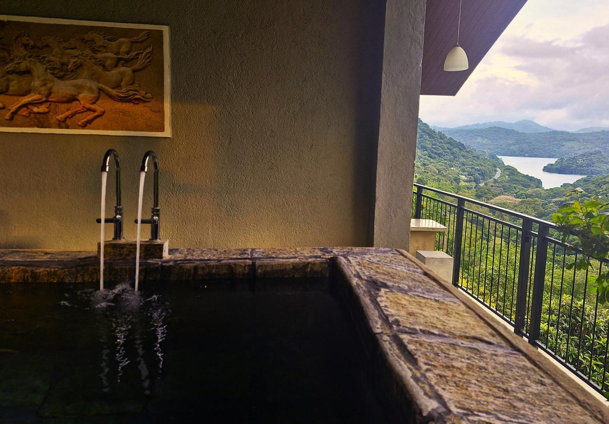Deluxe Double Room Bath