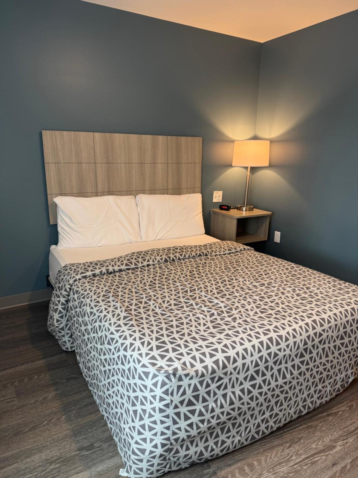 QUEEN SUITE W DISHWASHER (DISHES/COOKWARE INCLUDED)