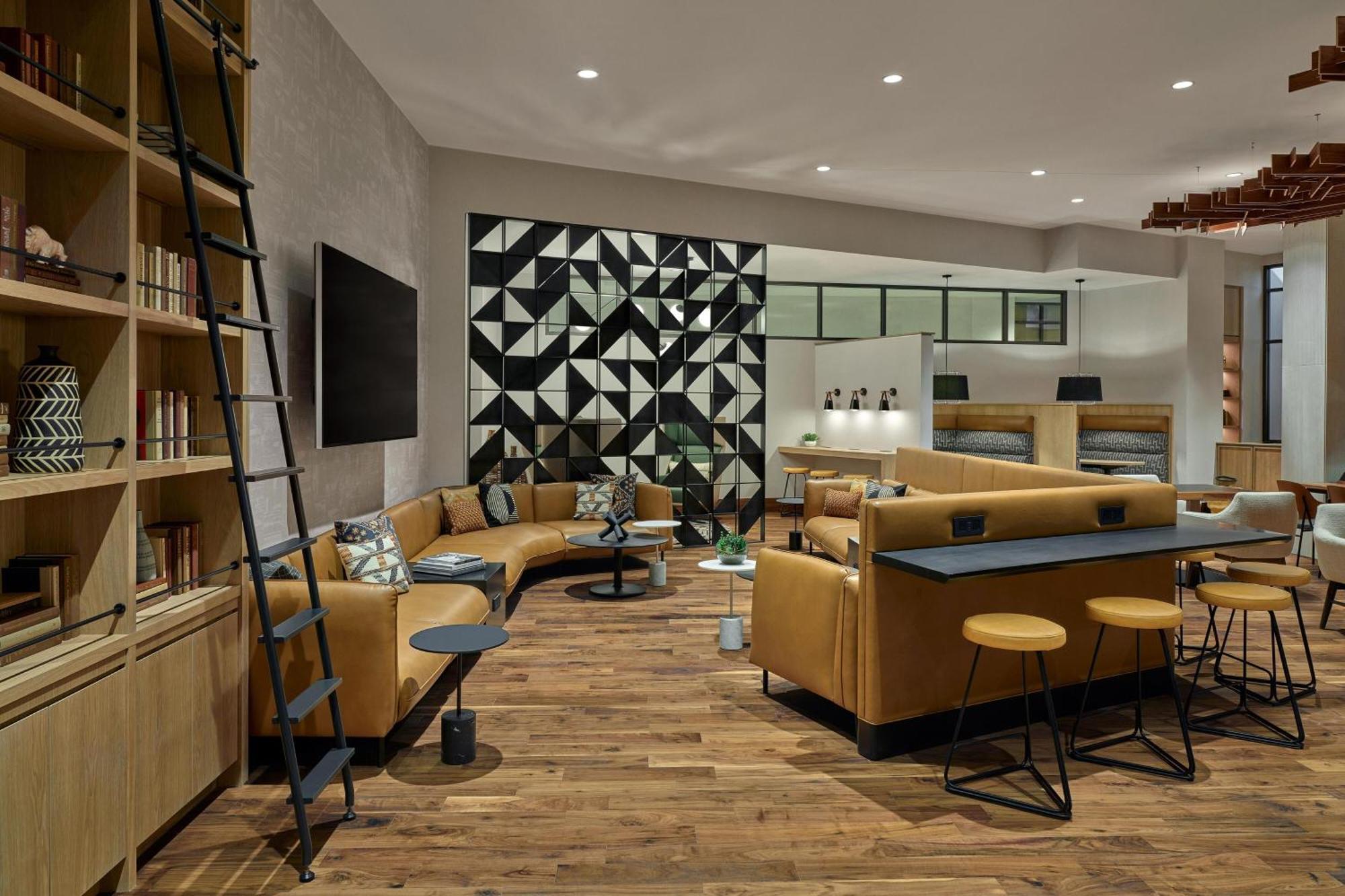 Concierge Level King Room City View