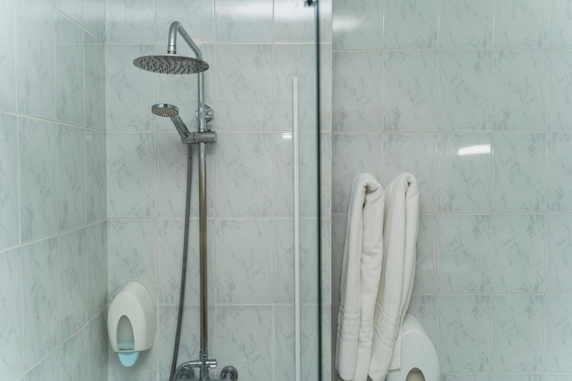 Camera Doppia con Letti Singoli con Vista Piscina