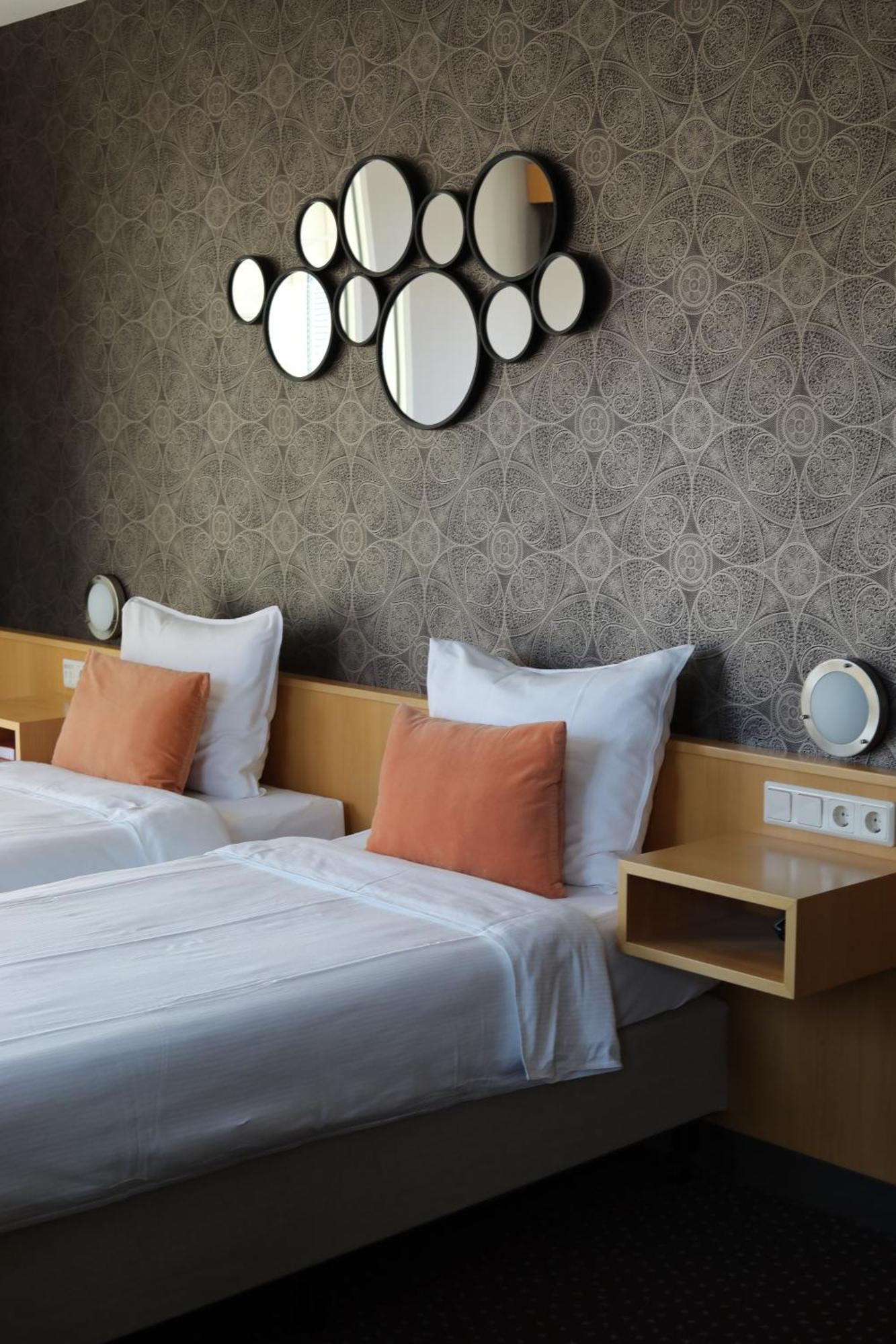 Tweepersoonskamer met 2 Aparte Bedden en Eigen Badkamer