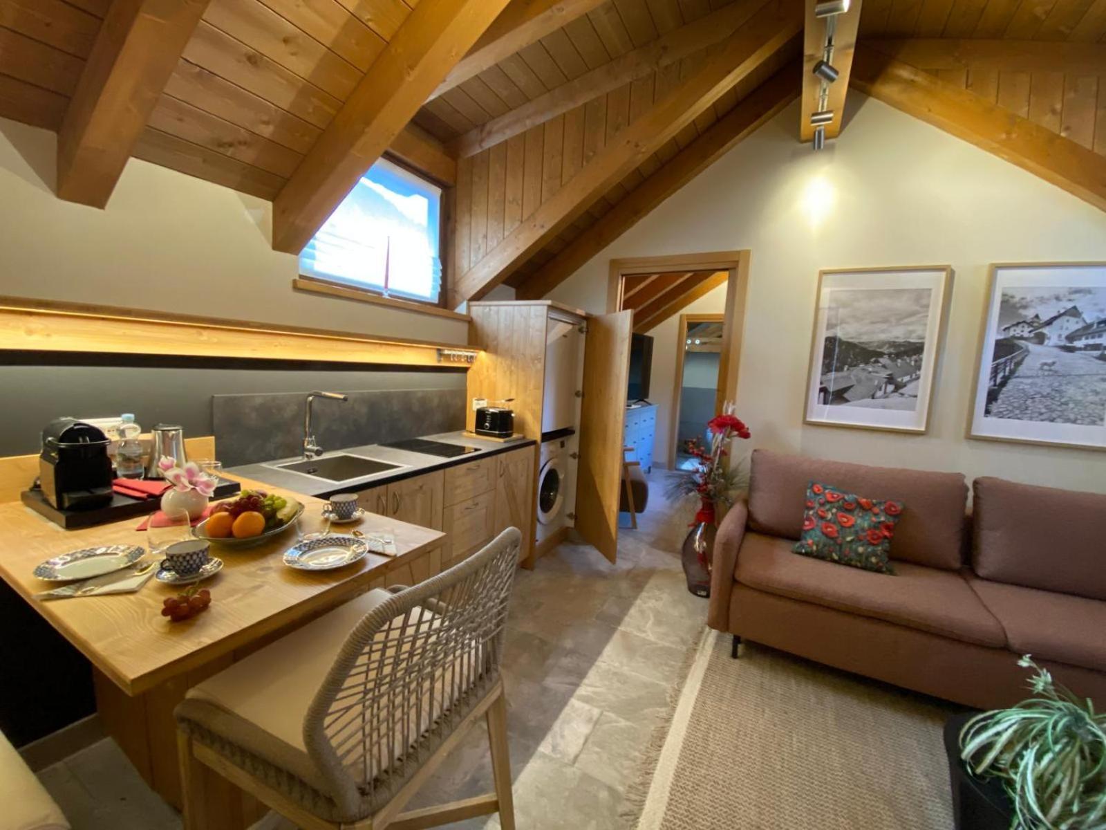 One-Bedroom Apartment Balcony Mountain View