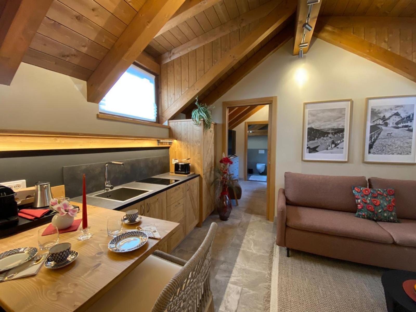 One-Bedroom Apartment Balcony Mountain View
