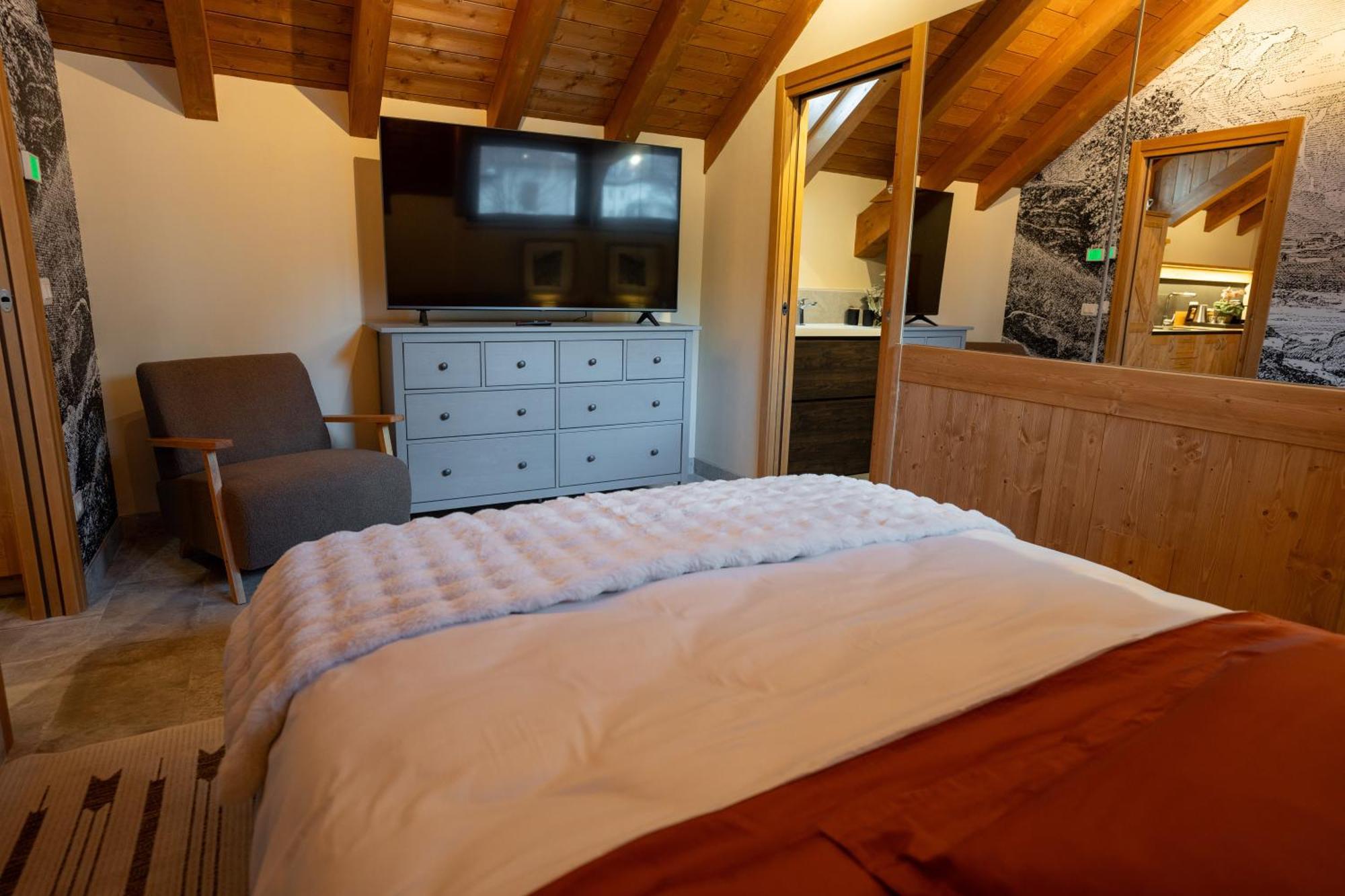 One-Bedroom Apartment Balcony Mountain View