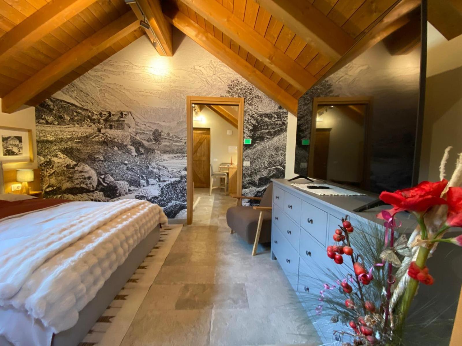 One-Bedroom Apartment Balcony Mountain View