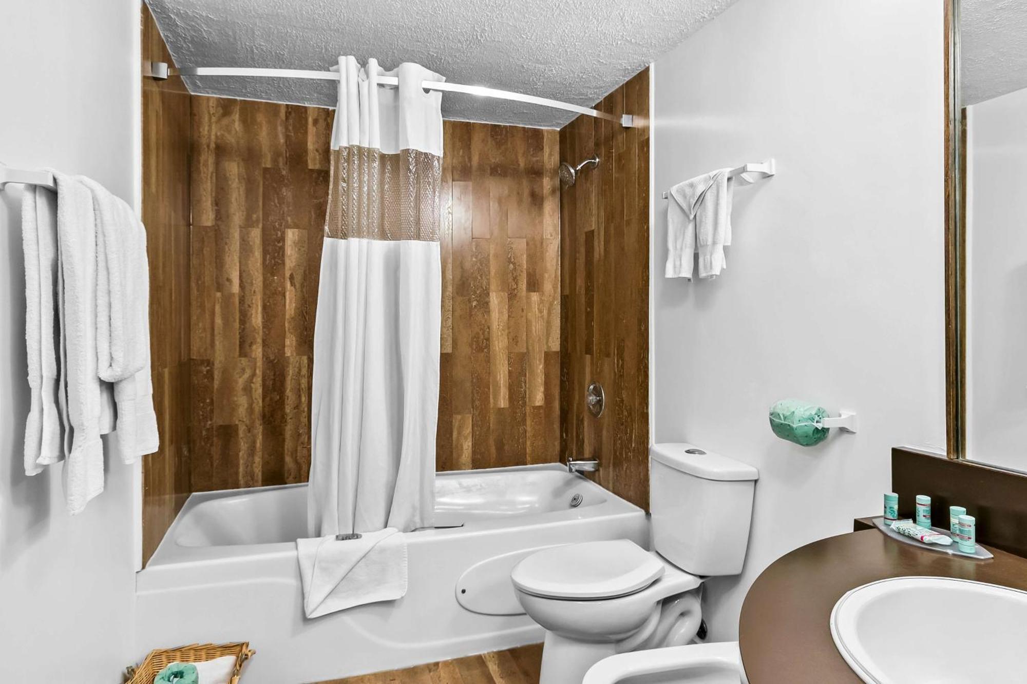 Zimmer mit Kingsize-Bett und Badewanne mit Düsen
