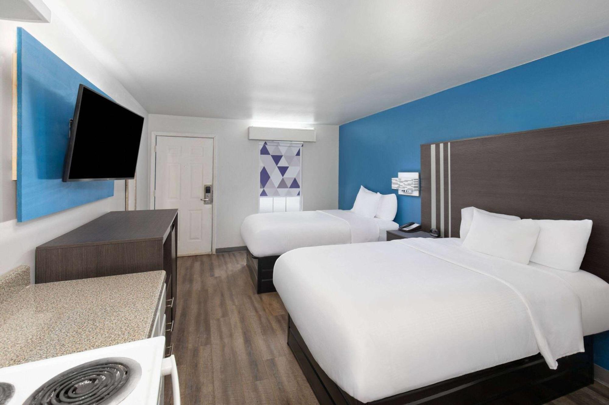 Studio Suite with Two Double Beds - Non-Smoking