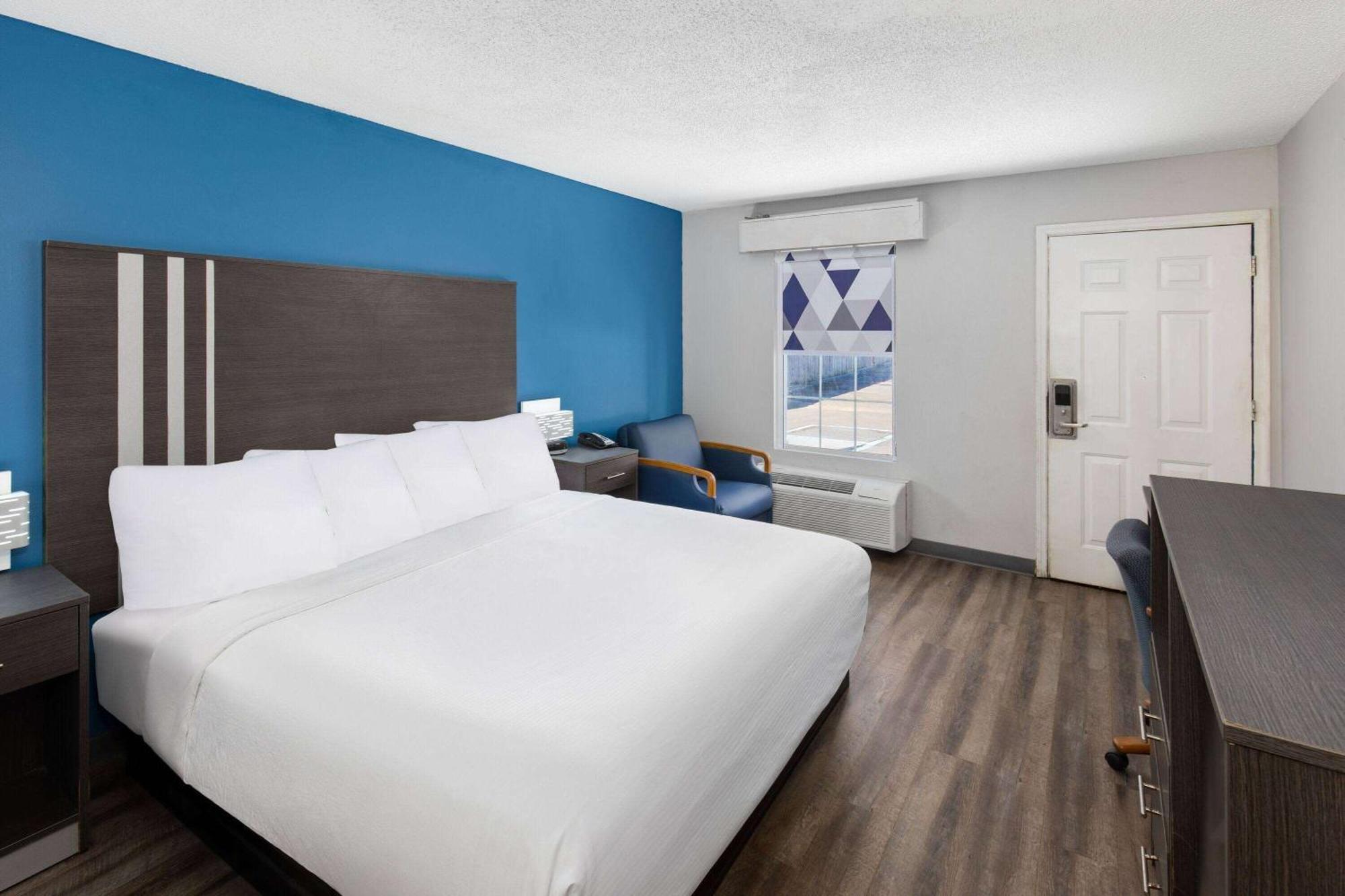 Deluxe King Room - Mobility Access/Non-Smoking
